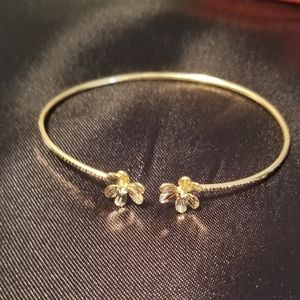 18k solid gold Bangle bracelet in clover leaf